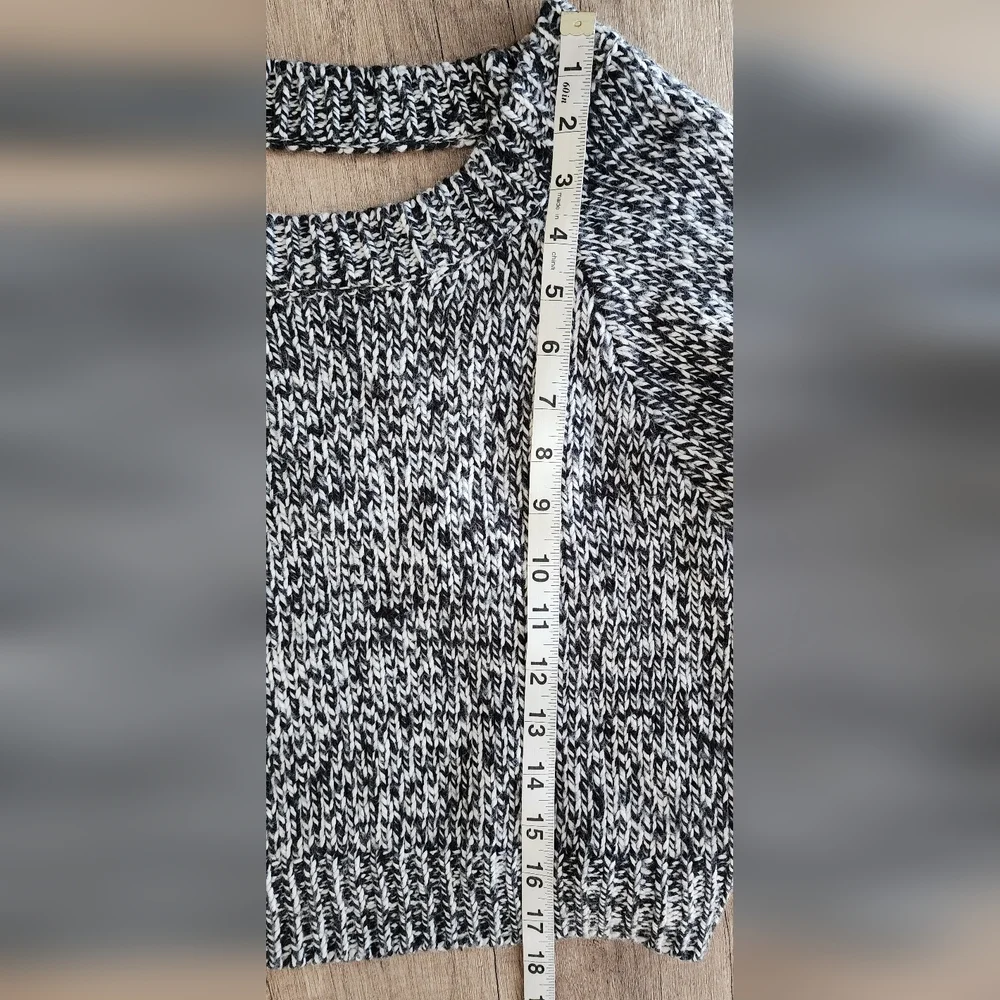 Uniq Open Back Marled Cropped Sweater Women's‎ S/M